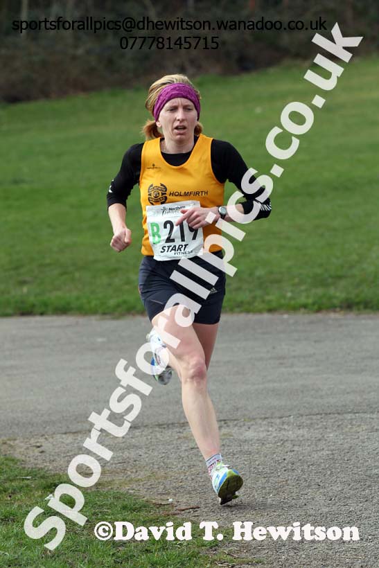 Helen Fines (Holmfirth) 2nd on the 2nd leg of the senior womens 6 stage relay, 2014 Northern 12 and 6 Stage Relays, Heaton Park, Manchester. Photo: David T. Hewitson/Sports for All Pics